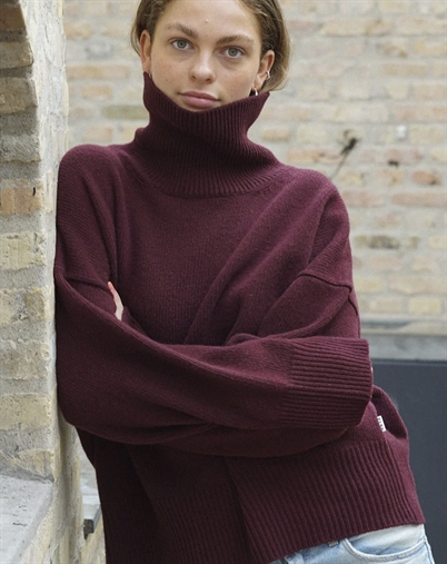 Elsk - Highneck Woman's Recycled Wool Strik - Deep Amarena 